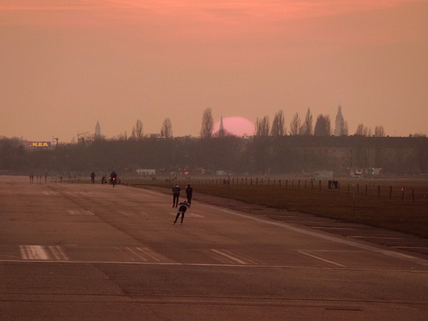 Sonnenuntergang auf dem Tempelhofer Feld